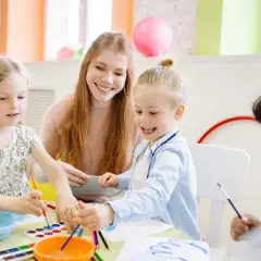 Ile zarabia nauczyciel angielskiego w przedszkolu? Fakty i porównania
