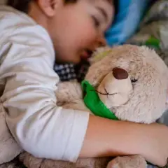 Jak nauczyć dziecko spać z przytulanką - sprawdzone sposoby na sen
