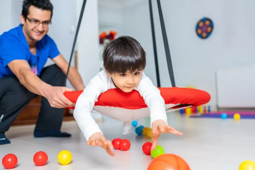 Terapia sensoryczna dla kogo? Odkryj, kto naprawdę może skorzystać